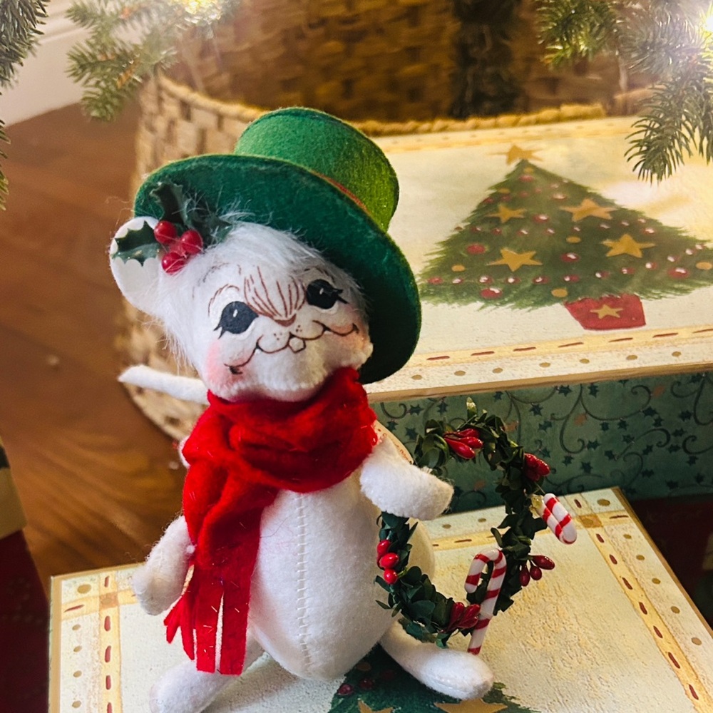Annalee 2005 Yuletide Mouse with Felt Green Hat and Red Scarf